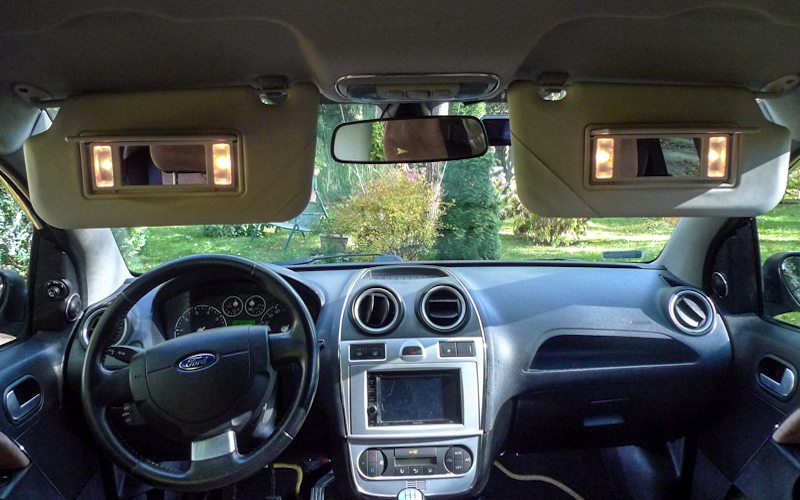 Ford Fiesta - zainstalowane oświetlenie daszków z Forda Focusa mk3