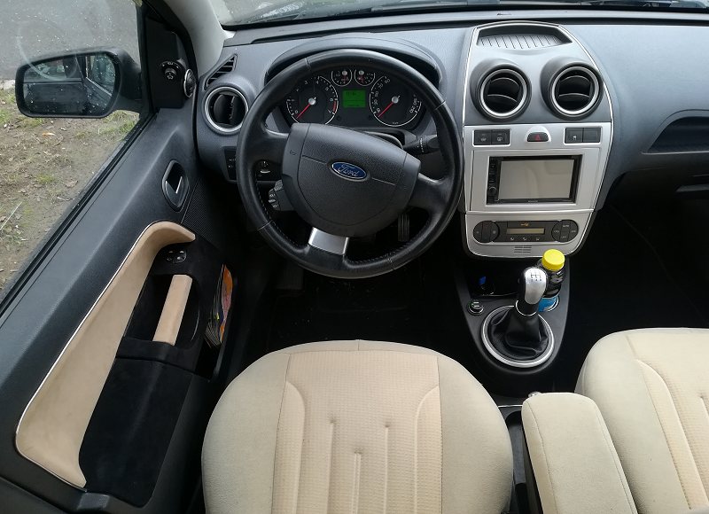 wnętrze Ford Fiesta mk6 Ghia