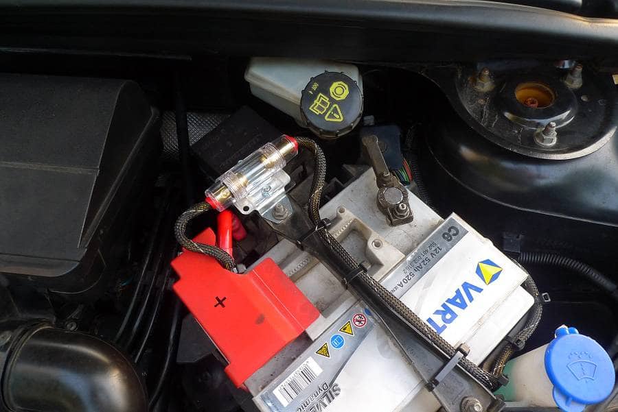 instalacja caraudio w komorze silnika Forda Fiesta mk6