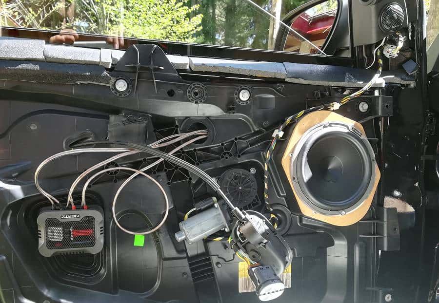 skończona instalacja caraudio głośników systemowych z przodu w Fordzie Fiesta mk6