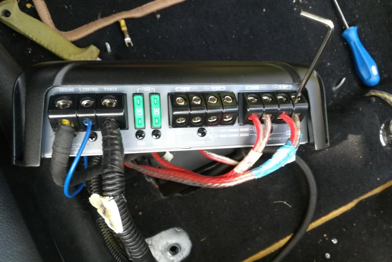 instalacja wzmacniacza, układ przewodów instalacji pod fotelem Forda Fiesta mk6